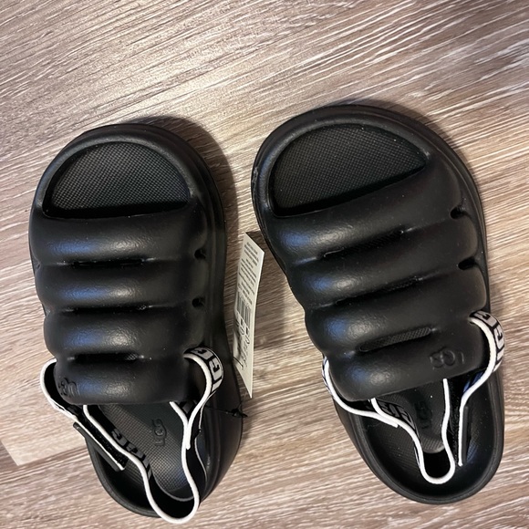 UGG Sandals - Picture 1 of 1